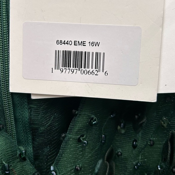 Mac Duggal 68440 NWT Green Floral Applique Long Sleeve A Line Gown - Picture 6 of 8